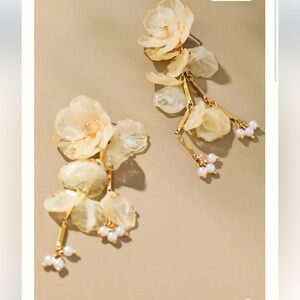 Anthropologie Floral Drop Earrings white/cream 
New unworn